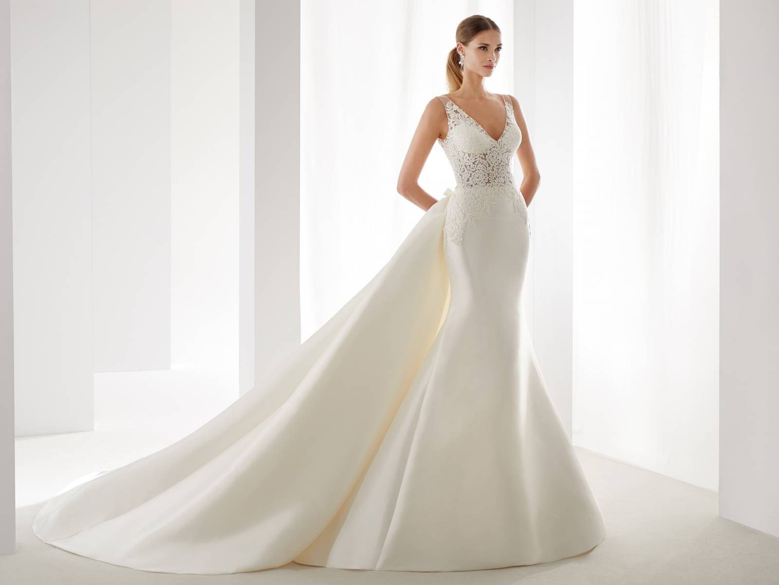 Robe de mari e sir ne satin bustier dentelle Nicole Milano . Le