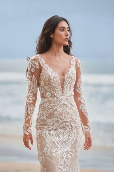 robe de mariée décolleté dos nu manches longues sur marseille proche marignane